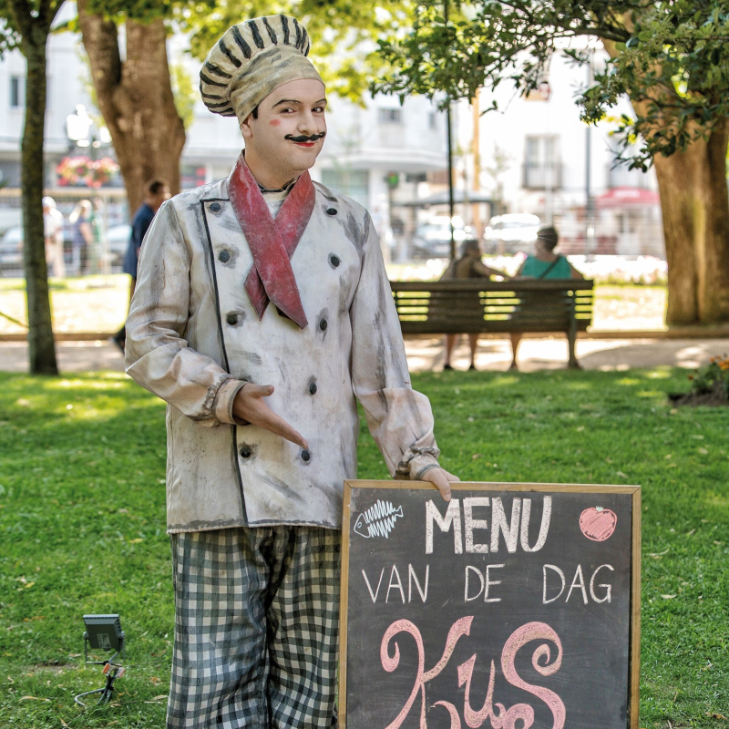 Kus van de Chef Levend Standbeeld
