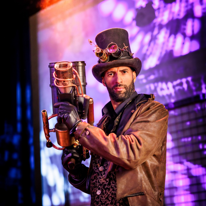 Steampunk steltenloper met vlammenwerper - Steamfire Stilts