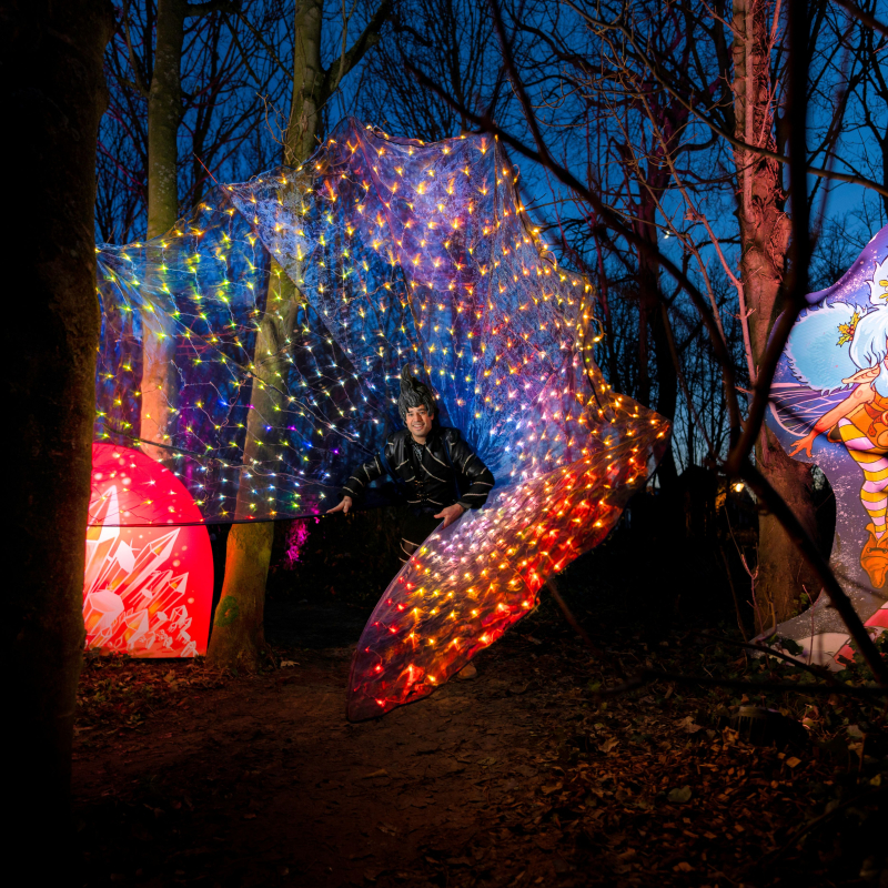 Statig, kleurrijk en indrukwekkend: deze pauw steelt gegarandeerd de show! Met een schitterende staart vol 500 LED-lichtjes die voortdurend van kleur en patroon veranderen, lijkt hij bij elke blik net even anders. Een echte eyecatcher!  Deze mobiele act trekt meteen de aandacht, zelfs vanop afstand, dankzij zijn imposante hoogte en betoverende lichtspel. Perfect voor zowel indoor als outdoor evenementen.  De Peacock is niet alleen een visueel spektakel, maar ook een ideale fotospot waar bezoekers graag bij 