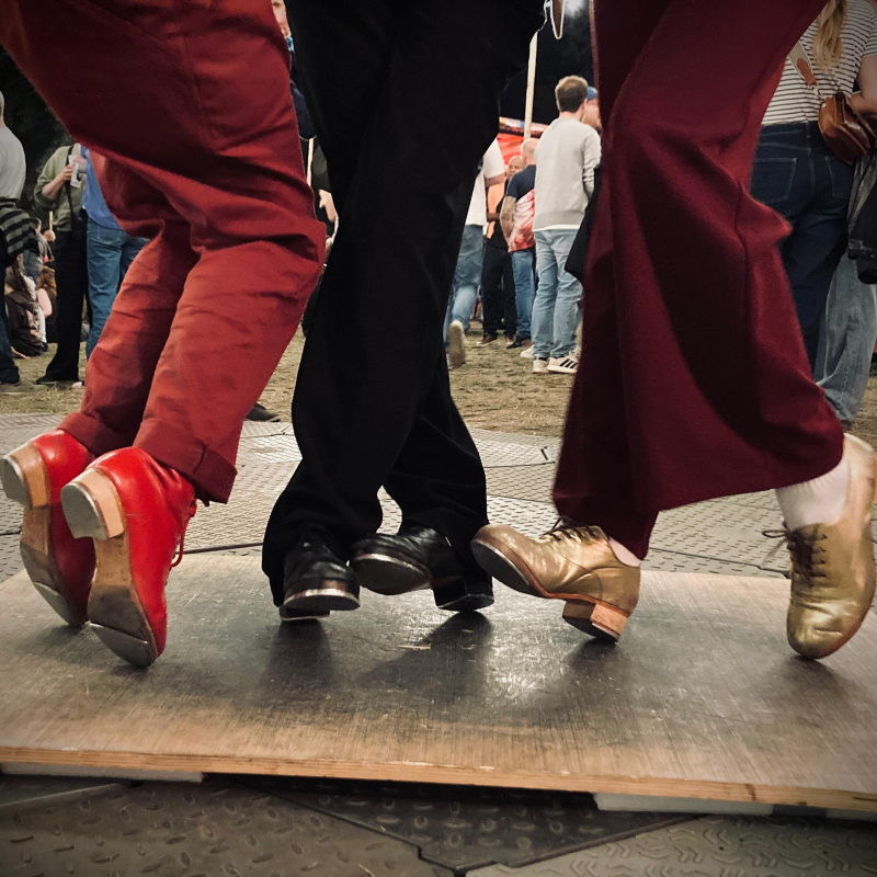 Rifff Collectifff: Jingle bells, claps, taps!