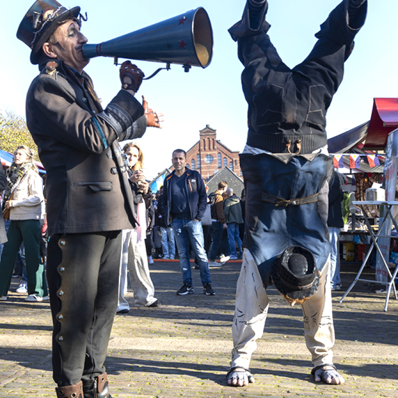Circus walk act: 'The Amazing Handwalker'
